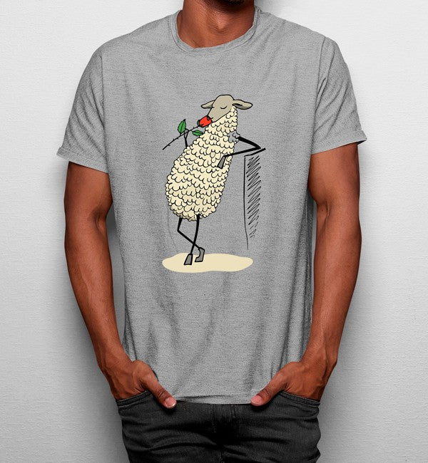 Camiseta Oveja Oliendo una Rosa